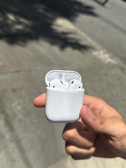AirPods primera y segunda generación.